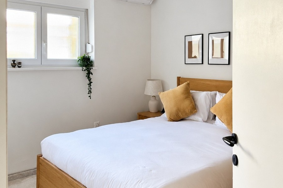 Schlafzimmer mit Doppelbett und Fenster