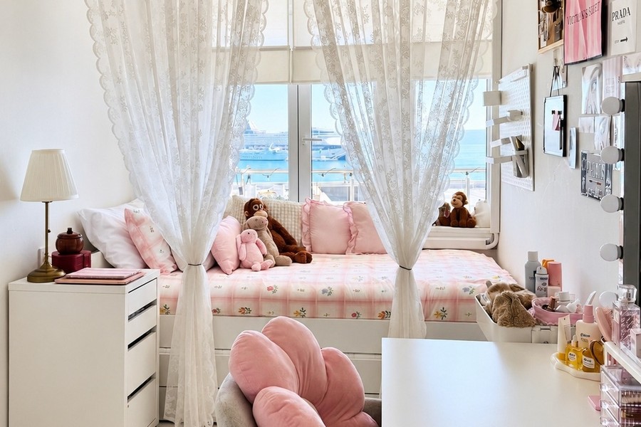 Kinderzimmer mit Fenster zum Meer