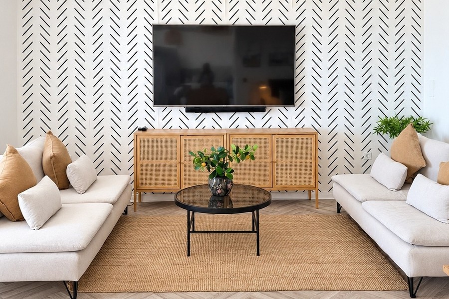 Wohnbereich mit heller Couch und Sideboard
