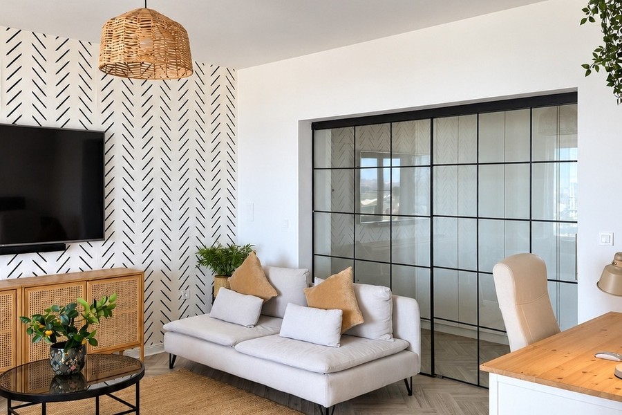 Wohnzimmer mit Glaswand zum Arbeitsbereich