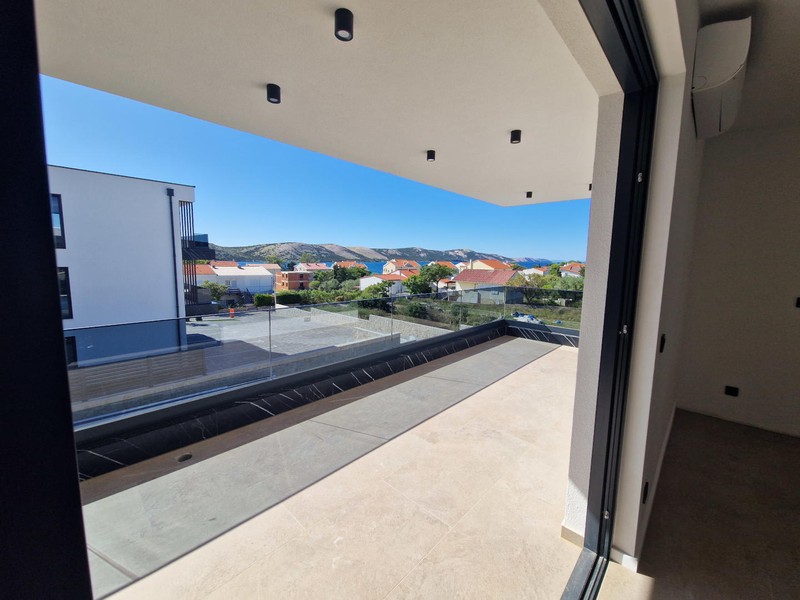 Überdachte Terrasse mit Blick auf das Meer