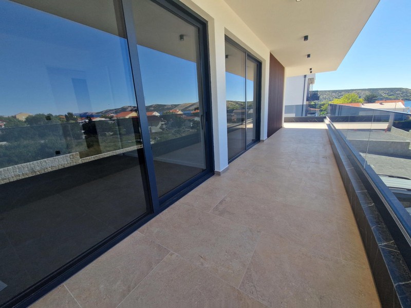 Terrasse mit Glasbrüstung entlang der Wohnung