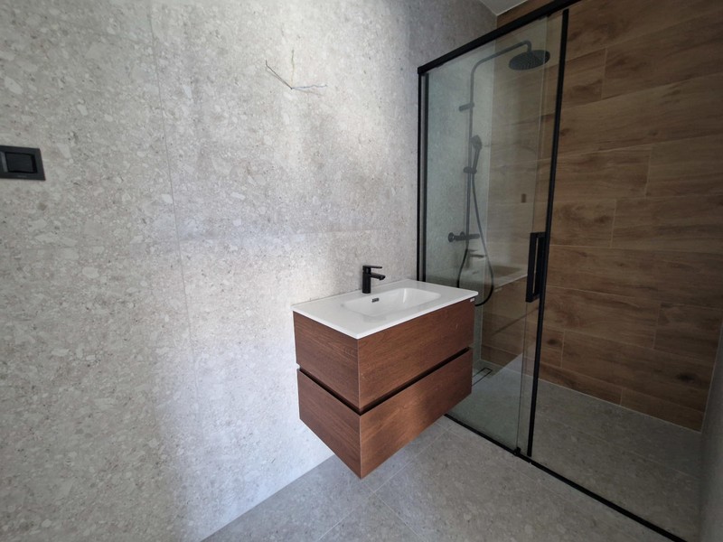 Badezimmer mit Dusche und Waschtisch