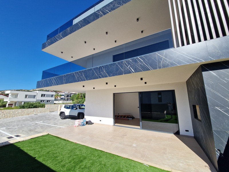 Terrasse und Garten der Erdgeschosswohnung mit Parkplatz