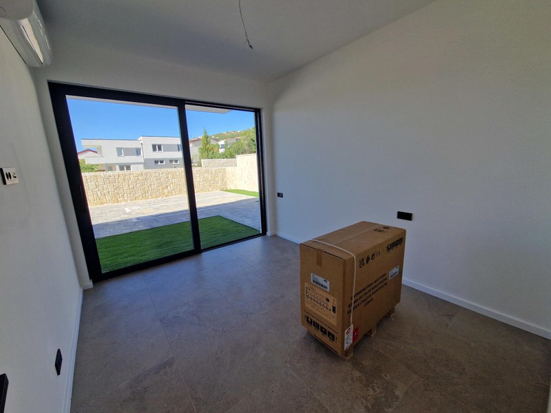 Wohnzimmer mit Klimaanlage und Blick zur Terrasse