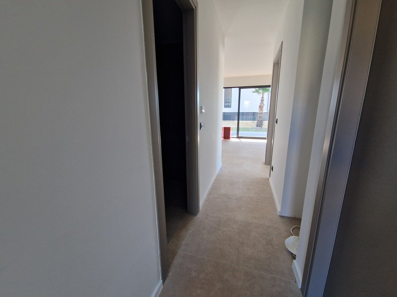 Eingangsbereich mit Blick zur Loggia