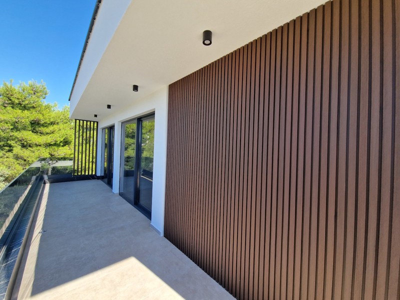 Loggia mit Holzverkleidung und Blick ins Grüne