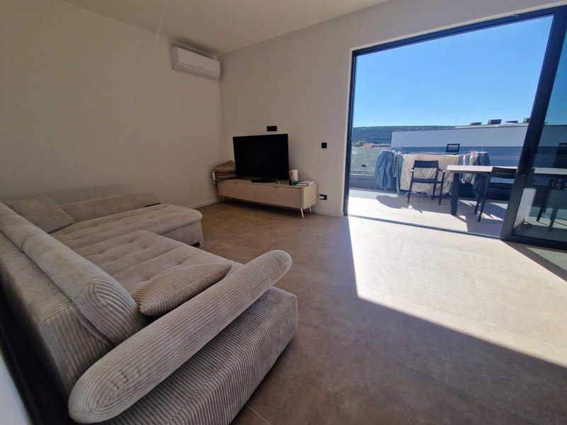 Möbliertes Wohnzimmer mit Zugang zur Terrasse