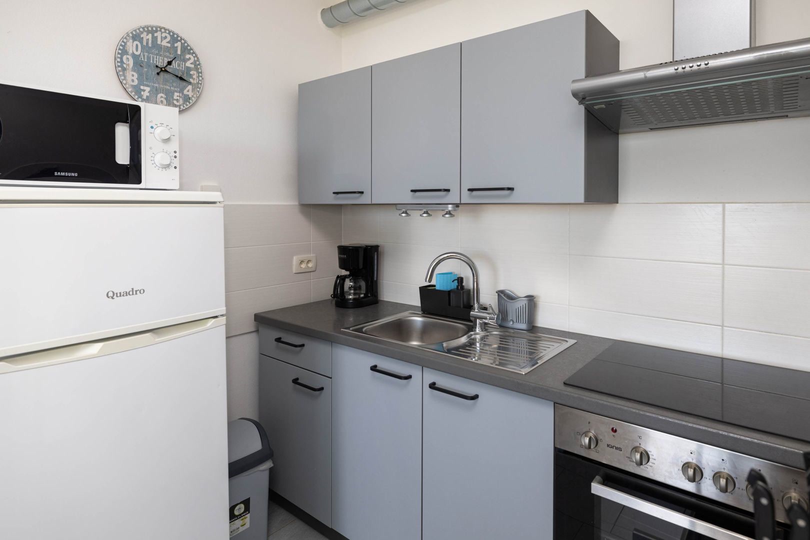 Küche mit grauen Fronten und Backofen
