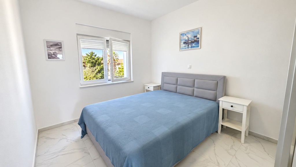 Zweites Schlafzimmer mit Nachttisch
