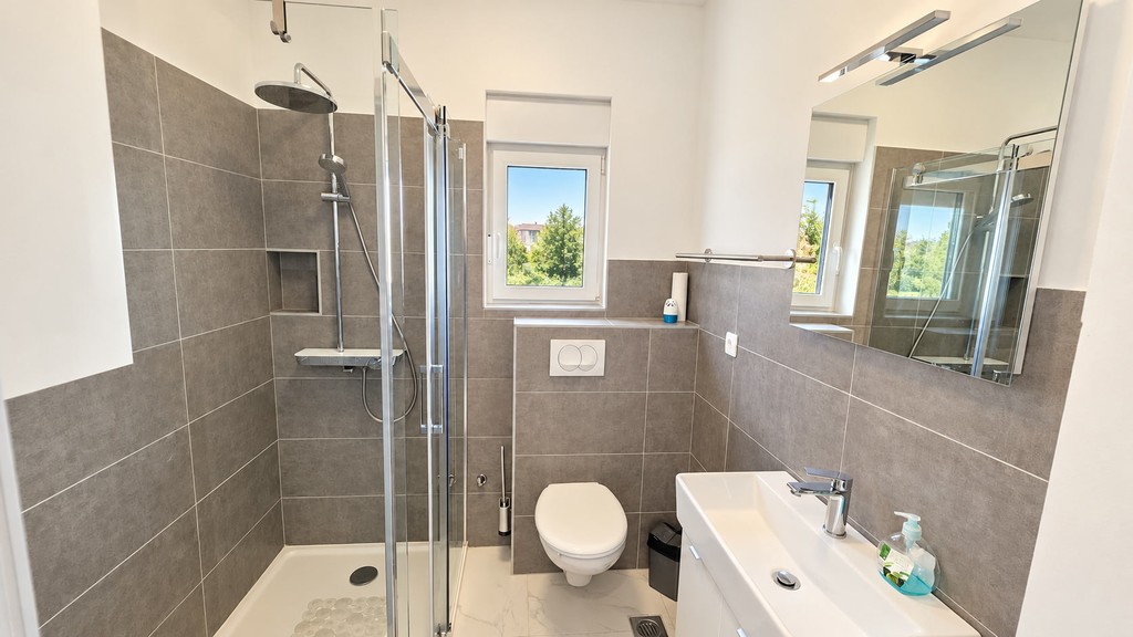 Badezimmer mit Dusche und Toilette