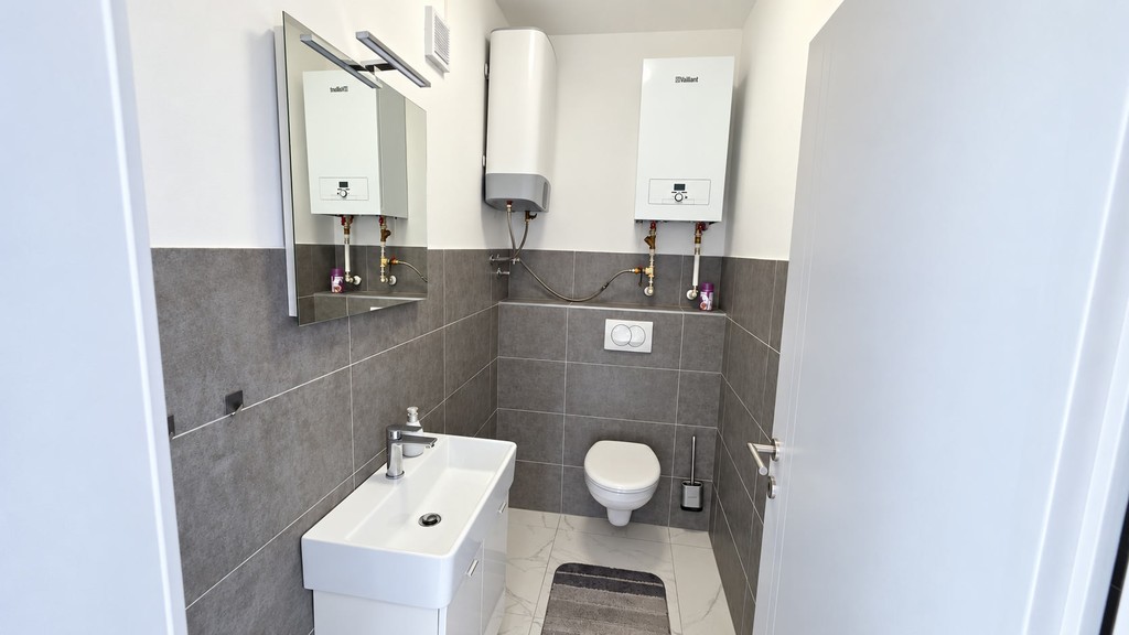 Separate Toilette mit Waschbecken