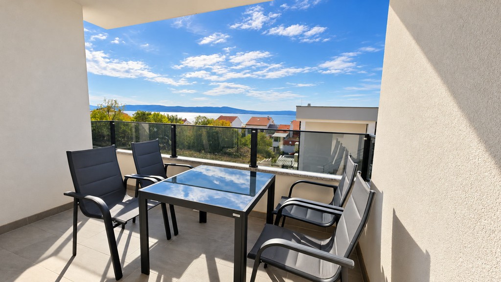 Loggia mit Sitzgruppe und Blick auf das Meer