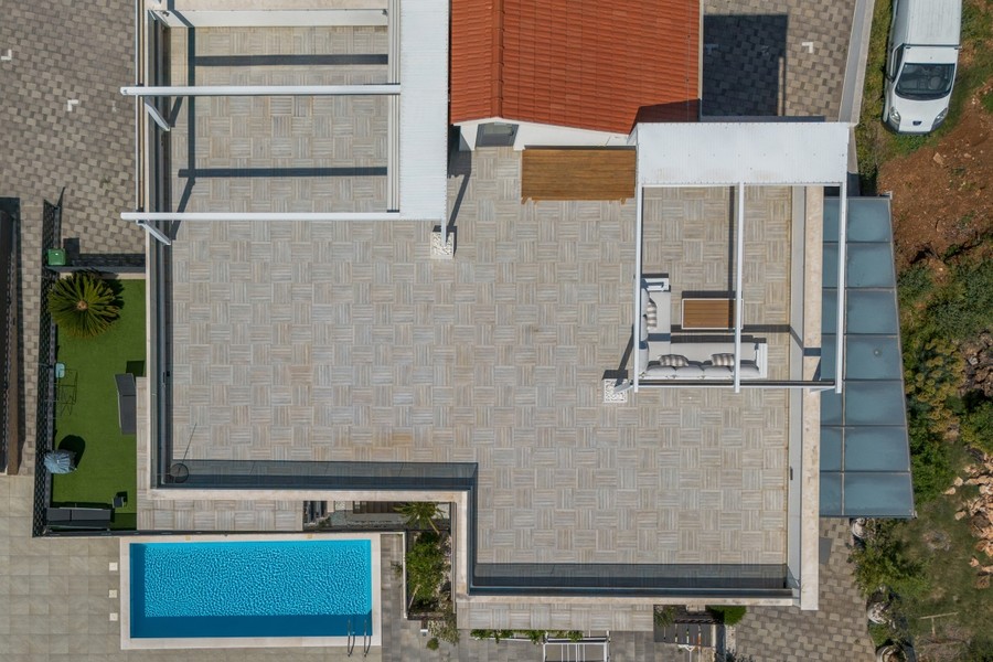 Luftaufnahme mit Dachterrasse, Rasen und Pool