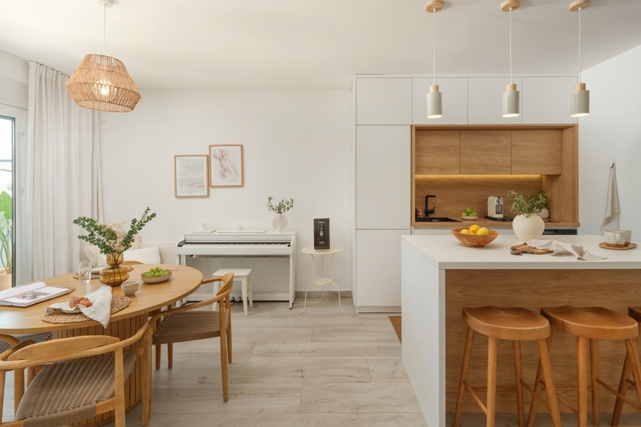 Essbereich mit Holztisch und Kücheninsel