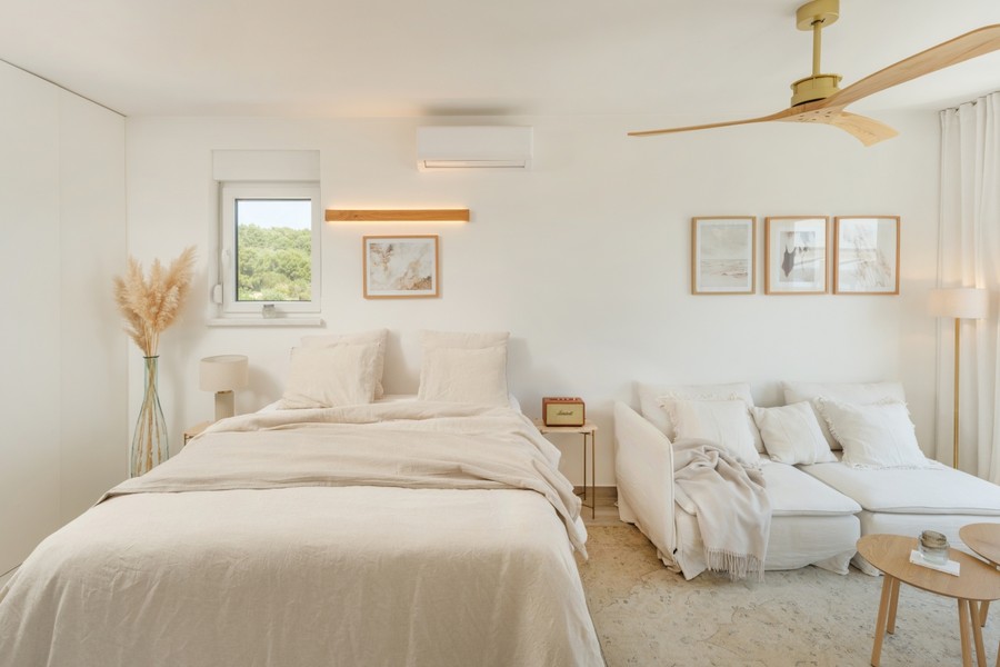 Schlafzimmer mit Doppelbett und Klimaanlage