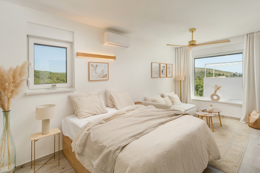 Schlafzimmer mit Fenstern in zwei Richtungen