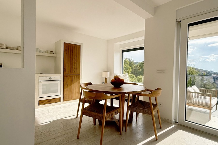 Küche und Essbereich mit Tür zum Balkon