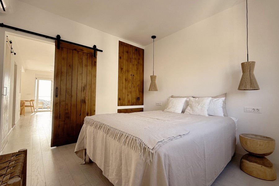 Schlafzimmer mit Schiebetür aus Holz