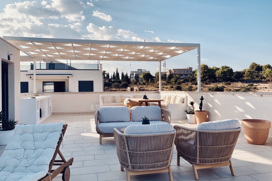 Dachterrasse mit Pergola und Sitzgruppen