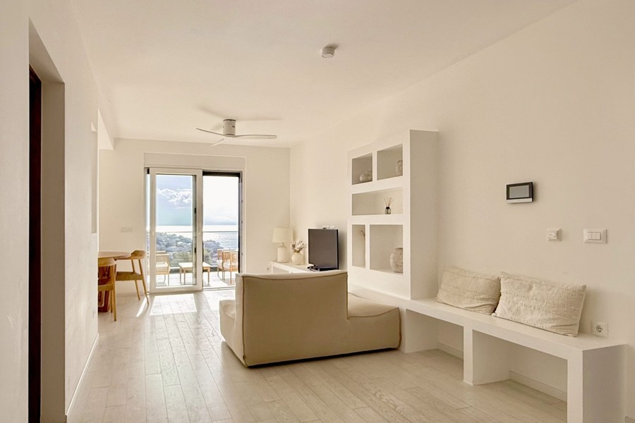 Wohnzimmer mit Sofa und Blick zum Balkon
