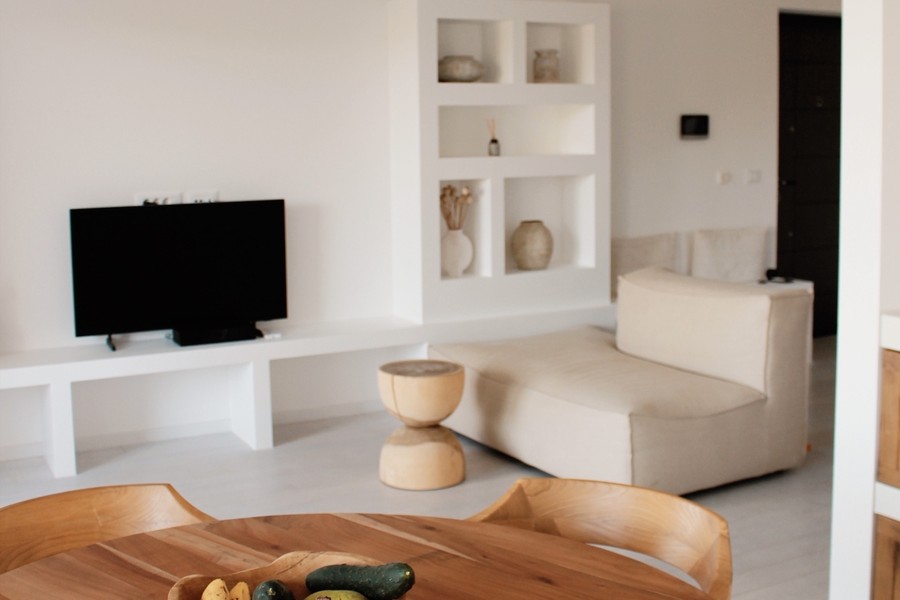 Wohnzimmer mit Regalen und Fernseher