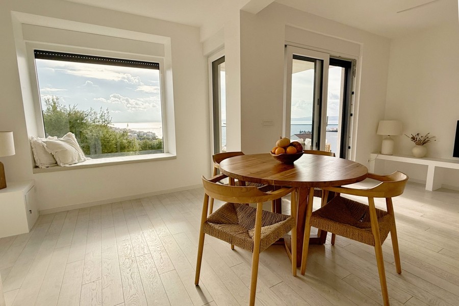 Esstisch am Fenster mit Blick nach draußen
